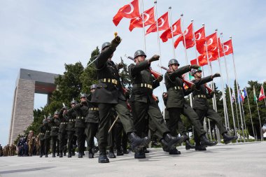 CANAKKALE, TURKIYE - 24 Nisan 2025: Gelibolu Kara Savaşları 'nın 110. yıldönümünde Türk askerleri Gelibolu Yarımadası' ndaki Şehitler Anıtı 'nda anıldı