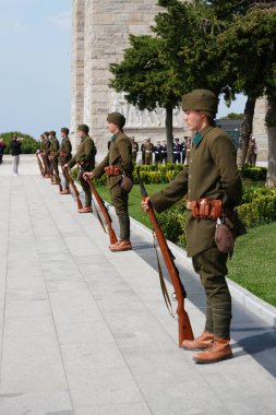 CANAKKALE, TURKIYE - 24 Nisan 2025: Gelibolu Kara Savaşları 'nın 110. yıldönümünde Türk askerleri Gelibolu Yarımadası' ndaki Şehitler Anıtı 'nda anıldı