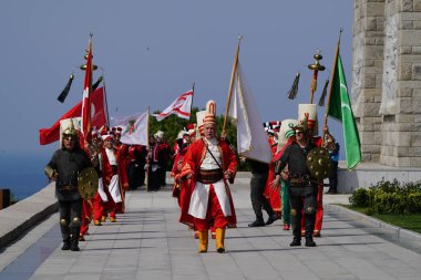 CANAKKALE, TURKIYE - 24 Nisan 2025: Gelibolu Kara Savaşları 'nın 110. yıldönümünde Osmanlı askeri bantları Gelibolu Yarımadası' ndaki Şehitler Anıtı 'nda anıldı