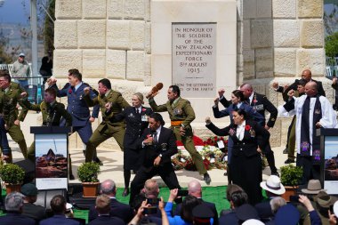 CANAKKALE, TURKIYE - 25 Nisan 2025: Anzak Günü ve Gelibolu Kara Savaşları 'nın 110. yıldönümü Gelibolu Yarımadası' ndaki Chunuk Bayırı Anıtı 'nda kutlandı.