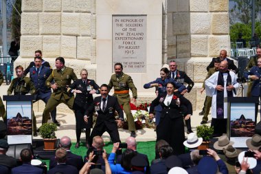 CANAKKALE, TURKIYE - 25 Nisan 2025: Anzak Günü ve Gelibolu Kara Savaşları 'nın 110. yıldönümü Gelibolu Yarımadası' ndaki Chunuk Bayırı Anıtı 'nda kutlandı.
