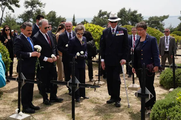 CanAKKALE, TURKIYE - 24 Nisan 2025: Prenses Royal Anne Gelibolu Kara Savaşları 'nın 110. yıldönümüne Morto Körfezi Fransız Ulusal Mezarlığı ve Gelibolu Yarımadası' ndaki Anma Töreni 'nde katıldı