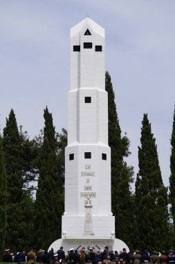 CANAKKALE, TURKIYE - 24 Nisan 2025: Gelibolu Kara Savaşları 'nın 110. yıldönümü Morto Körfezi Fransız Ulusal Mezarlığı ve Gelibolu Yarımadası' ndaki Anıt 'ta kutlandı.