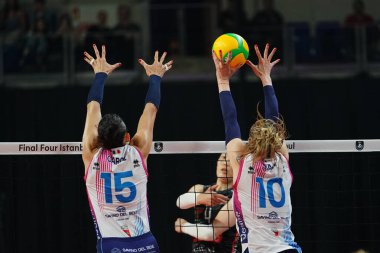 ISTANBUL, TURKIYE - Mayıs 04, 2025: Imoco Volley Conegliano 'da Ana Carolina Da Silva ve Maja Ognjenoviç Savino Del Bene Scandicci CEV Şampiyonlar Ligi Şampiyonlar Ligi 4.