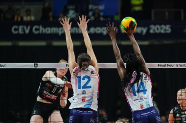 ISTANBUL, TURKIYE - Mayıs 04, 2025: Imoco Volley Conegliano 'da Kara Bajema ve Linda Nwakalor, Savino Del Bene Scandicci CEV Şampiyonlar Ligi Volley Şampiyonlar Ligi' nde Ulker Sports Arena 'da oynanan 4.