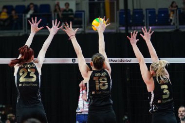 ISTANBUL, TURKIYE - Mayıs 03, 2025: Marina Markova ve Zehra Gunes, Vakıfbank - Savino Del Bene Scandicci CEV Şampiyonlar Ligi Volley Şampiyonlar Ligi 'nin Ulker Sports Arena' da oynanan 4.