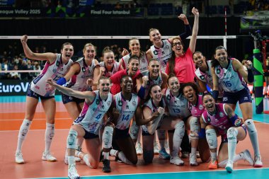 ISTANBUL, TURKIYE - Mayıs 03, 2025: Savino Del Bene Scandicci oyuncuları Vakıfbank CEV Şampiyonlar Ligi Volley Şampiyonlar Ligi Şampiyonlar Ligi 'nin Ulker Sports Arena' da oynanan 4.