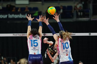 ISTANBUL, TURKIYE - MAYIS 03, 2025: Ana Carolina Da Silva ve Maja Ognjenoviç Vakıfbank 'a karşı Savino Del Bene Scandicci CEV Şampiyonlar Ligi Volley Şampiyonlar Ligi 4.