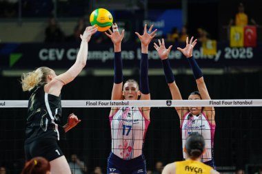 ISTANBUL, TURKIYE - Mayıs 03, 2025: Vakifbank 'ta Alexandra Frantti ile Savino Del Bene Scandicci CEV Şampiyonlar Ligi Volley Şampiyonlar Ligi' nin Ulker Sports Arena 'da oynanan 4.