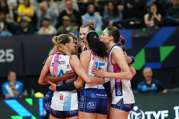 ISTANBUL, TURKIYE - Mayıs 03, 2025: Savino Del Bene Scandicci oyuncuları, Ulker Sports Arena 'da oynanan ve Vakıfbank CEV Şampiyonlar Ligi Volley Şampiyonlar Ligi 4.