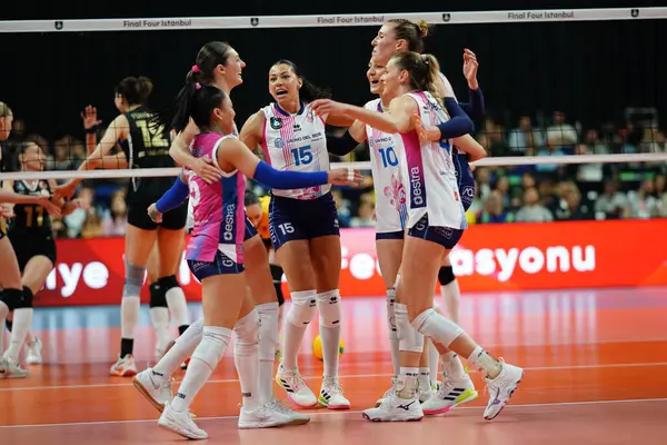 ISTANBUL, TURKIYE - Mayıs 03, 2025: Savino Del Bene Scandicci oyuncuları, Ulker Sports Arena 'da oynanan ve Vakıfbank CEV Şampiyonlar Ligi Volley Şampiyonlar Ligi 4.