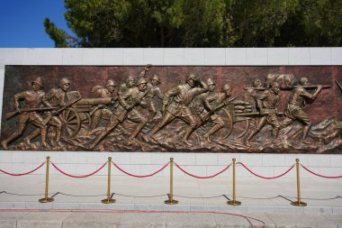 CANAKKALE, TURKIYE - 23 Nisan 2025: Çanakkale Şehitleri Anıtı 'nda yardım, Gelibolu