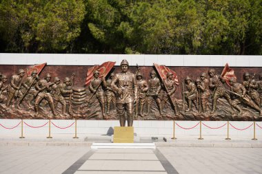 CANAKKALE, TURKIYE - 23 Nisan 2025: Çanakkale Şehitleri Anıtı 'nda yardım, Gelibolu