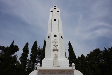 CANAKKALE, TURKIYE - 24 Nisan 2025: Morto Körfezi Fransız Ulusal Mezarlığı ve Gelibolu 'daki Anıt