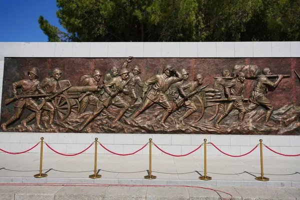 CANAKKALE, TURKIYE - 23 Nisan 2025: Çanakkale Şehitleri Anıtı 'nda yardım, Gelibolu