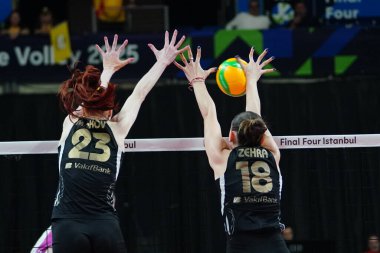 ISTANBUL, TURKIYE - Mayıs 03, 2025: Marina Markova ve Zehra Gunes, Vakıfbank - Savino Del Bene Scandicci CEV Şampiyonlar Ligi Volley Şampiyonlar Ligi 'nin Ulker Sports Arena' da oynanan 4.