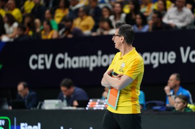 ISTANBUL, TURKIYE - MAYIS 03, 2025: Vakıfbank teknik direktörü Giovanni Guidetti, Savino Del Bene Scandicci CEV Şampiyonlar Ligi Volley Şampiyonlar Ligi 4.