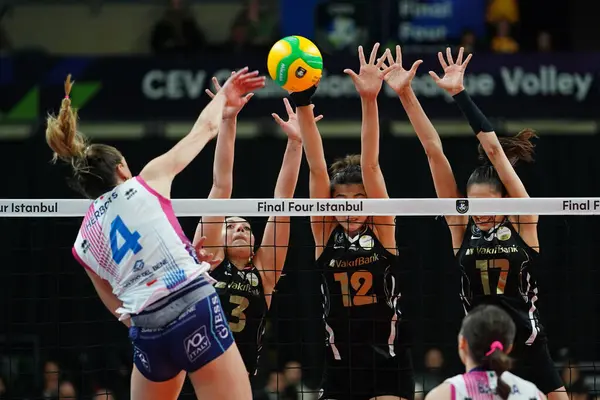 ISTANBUL, TURKIYE - Mayıs 03, 2025: Vakıfbank, Savino Del Bene Scandicci CEV Şampiyonlar Ligi Volley Final Maçı 'nda Britt Herbots görev başında