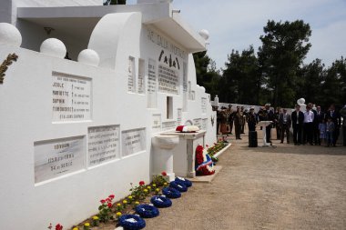 CANAKKALE, TURKIYE - 24 Nisan 2025: Gelibolu Kara Savaşları 'nın 110. yıldönümü Morto Körfezi Fransız Ulusal Mezarlığı ve Gelibolu Yarımadası' ndaki Anıt 'ta kutlandı.