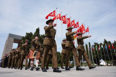 CANAKKALE, TURKIYE - 24 Nisan 2025: Gelibolu Kara Savaşları 'nın 110. yıldönümünde temsilcilerin askerleri Gelibolu Yarımadası' ndaki Şehitler Anıtı 'nda anıldı