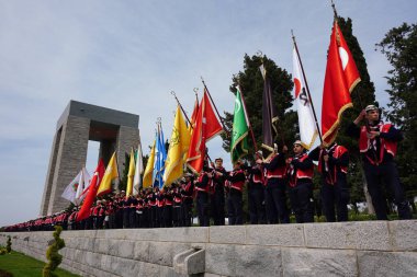 CANAKKALE, TURKIYE - 24 Nisan 2025: Gelibolu Kara Savaşları 'nın 110. yıldönümünde bayraklar Gelibolu Yarımadası' ndaki Şehitler Anıtı 'nda anıldı