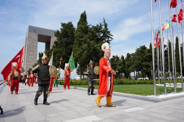 CANAKKALE, TURKIYE - 24 Nisan 2025: Gelibolu Kara Savaşları 'nın 110. yıldönümünde Osmanlı askeri bantları Gelibolu Yarımadası' ndaki Şehitler Anıtı 'nda anıldı