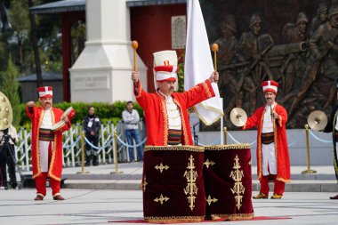 CANAKKALE, TURKIYE - 24 Nisan 2025: Gelibolu Kara Savaşları 'nın 110. yıldönümünde Osmanlı askeri bantları Gelibolu Yarımadası' ndaki Şehitler Anıtı 'nda anıldı