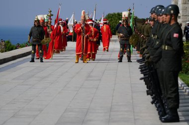 CANAKKALE, TURKIYE - 24 Nisan 2025: Gelibolu Kara Savaşları 'nın 110. yıldönümünde Osmanlı askeri bantları Gelibolu Yarımadası' ndaki Şehitler Anıtı 'nda anıldı