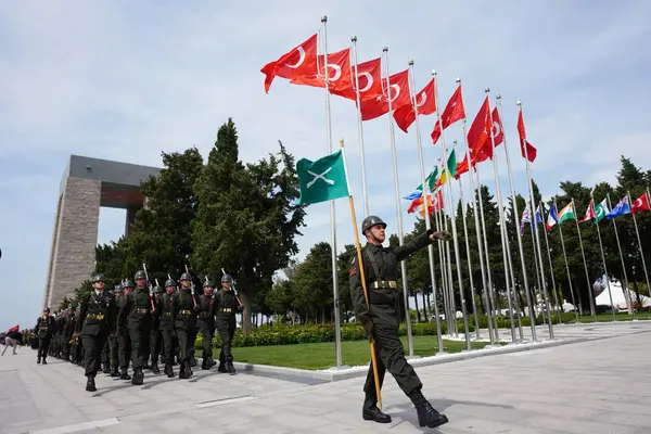 CANAKKALE, TURKIYE - 24 Nisan 2025: Gelibolu Kara Savaşları 'nın 110. yıldönümünde Türk askerleri Gelibolu Yarımadası' ndaki Şehitler Anıtı 'nda anıldı
