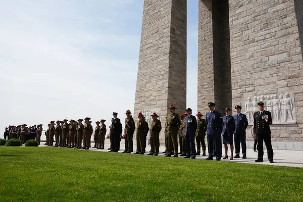 CANAKKALE, TURKIYE - 24 Nisan 2025: Gelibolu Kara Savaşları 'nın 110. yıldönümünde temsilcilerin askerleri Gelibolu Yarımadası' ndaki Şehitler Anıtı 'nda anıldı