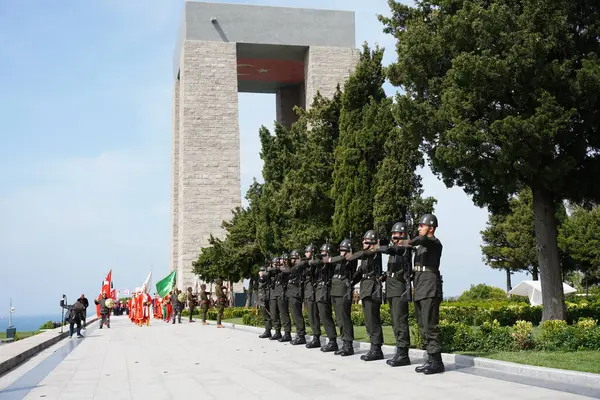 CANAKKALE, TURKIYE - 24 Nisan 2025: Gelibolu Kara Savaşları 'nın 110. yıldönümünde Türk askerleri Gelibolu Yarımadası' ndaki Şehitler Anıtı 'nda anıldı