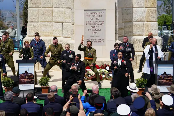 CANAKKALE, TURKIYE - 25 Nisan 2025: Anzak Günü ve Gelibolu Kara Savaşları 'nın 110. yıldönümü Gelibolu Yarımadası' ndaki Chunuk Bayırı Anıtı 'nda kutlandı.
