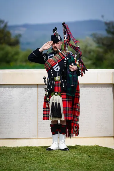 CANAKKALE, TURKIYE - 24 Nisan 2025: Gelibolu Kara Savaşları 'nın 110. yıldönümünde Gelibolu Yarımadası' ndaki Cape Helles Anıtı 'nda gaydacı anıldı