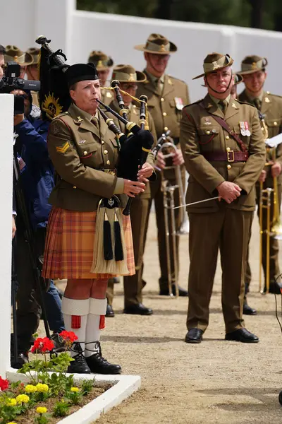 CANAKKALE, TURKIYE - 24 Nisan 2025: Gelibolu Kara Savaşları 'nın 110. yıldönümünde Gelibolu Yarımadası' ndaki Morto Körfezi Fransız Ulusal Mezarlığı 'nda ve Gelibolu Yarımadası' ndaki Anıt 'ta gaydacı anıldı.