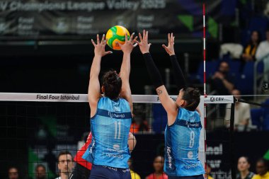 ISTANBUL, TURKIYE - Mayıs 03, 2025: Vero Volley Milano 'da Anna Danesi ve Alessia Orro Imoco Volley Conegliano' ya karşı Şampiyonlar Ligi Volley Şampiyonlar Ligi 4.