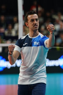 ISTANBUL, TURKIYE - MAYIS 03, 2025: Imoco Volley Conegliano koçu Daniele Santarelli Vero Volley Milano CEV Şampiyonlar Ligi Volley Şampiyonlar Ligi Ulker Sports Arena Final Maçı 'nda 4.