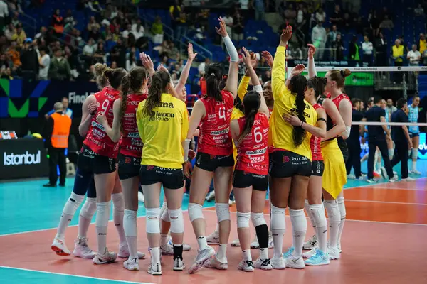 ISTANBUL, TURKIYE - Mayıs 03, 2025: Imoco Volley Conegliano oyuncuları Vero Volley Milano CEV Şampiyonlar Ligi Volley Şampiyonlar Ligi 'nin Ulker Sports Arena' da oynanan 4.