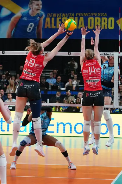 ISTANBUL, TURKIYE - Mayıs 03, 2025: Sarah Fahr ve Joanna Wolosz Vero Volley Milano 'da Imoco Volley Conegliano' ya karşı Şampiyonlar Ligi Volley Şampiyonlar Ligi 4.