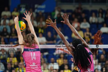 ISTANBUL, TURKIYE - Mayıs 04, 2025: Hena Kurtagiç ve Paola Egonu, Vero Volley Milano - Vakıfbank CEV Şampiyonlar Ligi Volley Şampiyonlar Ligi Şampiyonlar Ligi Ulker Sports Arena 'da oynanan 4 bronz madalya maçında