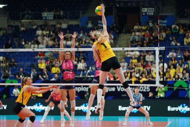 ISTANBUL, TURKIYE - Mayıs 04, 2025: Alexandra Frantti, Vero Volley Milano 'ya karşı CEV Şampiyonlar Ligi Volley Finali Ulker Spor Arena' da oynanan 4 bronz madalya maçında