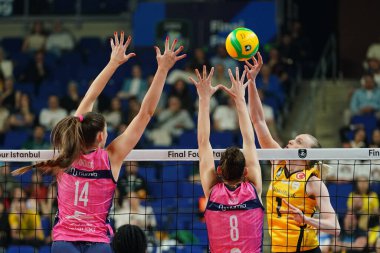 ISTANBUL, TURKIYE - Mayıs 04, 2025: Hena Kurtagiç ve Alessia Orro, Vero Volley Milano - Vakifbank CEV Şampiyonlar Ligi Volley Şampiyonlar Ligi Şampiyonlar Ligi Ulker Spor Arena 'da oynanan 4 bronz madalya maçında