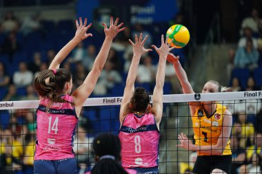 ISTANBUL, TURKIYE - Mayıs 04, 2025: Hena Kurtagiç ve Alessia Orro, Vero Volley Milano - Vakifbank CEV Şampiyonlar Ligi Volley Şampiyonlar Ligi Şampiyonlar Ligi Ulker Spor Arena 'da oynanan 4 bronz madalya maçında