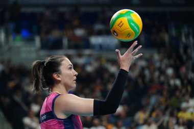 ISTANBUL, TURKIYE - Mayıs 04, 2025: Helena Cazaute Vero Volley Milano 'ya karşı CEV Şampiyonlar Ligi Volley Finali Ulker Spor Arena' da 4 bronz madalya maçı