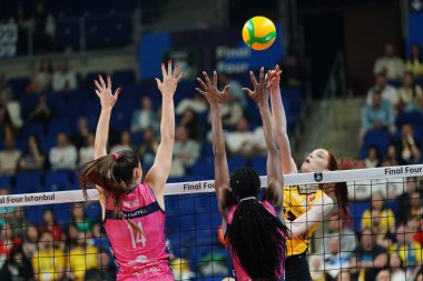 ISTANBUL, TURKIYE - Mayıs 04, 2025: Hena Kurtagiç ve Paola Egonu, Vero Volley Milano - Vakıfbank CEV Şampiyonlar Ligi Volley Şampiyonlar Ligi Şampiyonlar Ligi Ulker Sports Arena 'da oynanan 4 bronz madalya maçında