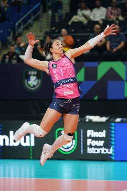 ISTANBUL, TURKIYE - Mayıs 04, 2025: Helena Cazaute, Ulker Sports Arena 'da oynanan 4 bronz madalya maçında Vero Volley Milano, Vakıfbank CEV Şampiyonlar Ligi Şampiyonlar Ligi Şampiyonlar Ligi Finali' ne karşı ısınmadan önce