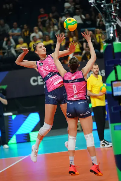 ISTANBUL, TURKIYE - Mayıs 04, 2025: Anna Danesi Ulker Sports Arena 'da oynanan 4 bronz madalya maçında Vero Volley Milano, CEV Şampiyonlar Ligi Şampiyonlar Ligi Şampiyonlar Ligi karşılaşmasından önce ısındı