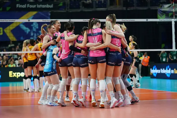 ISTANBUL, TURKIYE - Mayıs 04, 2025: Vero Volley Milano oyuncuları, Ulker Sports Arena 'da oynanan Vakifbank CEV Şampiyonlar Ligi Volley Şampiyonlar Ligi 4 bronz madalya maçını kutluyorlar