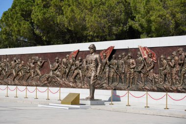 CANAKKALE, TURKIYE - 23 Nisan 2025: Çanakkale Şehitleri Anıtı 'nda yardım, Gelibolu