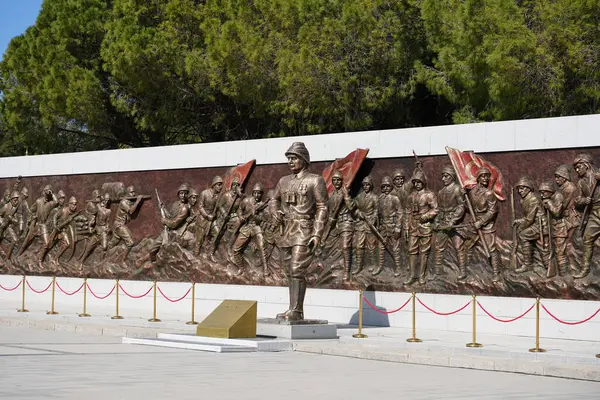 CANAKKALE, TURKIYE - 23 Nisan 2025: Çanakkale Şehitleri Anıtı 'nda yardım, Gelibolu