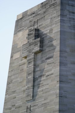 CANAKKALE, TURKIYE - 25 Nisan 2025: Gelibolu 'daki Yalnız Çam Mezarlığı ve Anıt